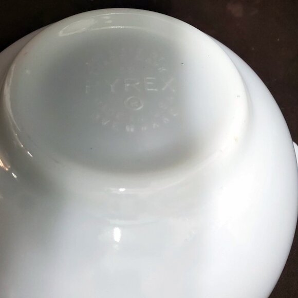 Rare vintage opal white Pyrex Cinderella mixing bowl #442 1 1/2 quart 994475 - Picture 3 of 3